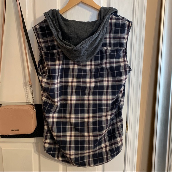 Sleeveless button up - Picture 2 of 4